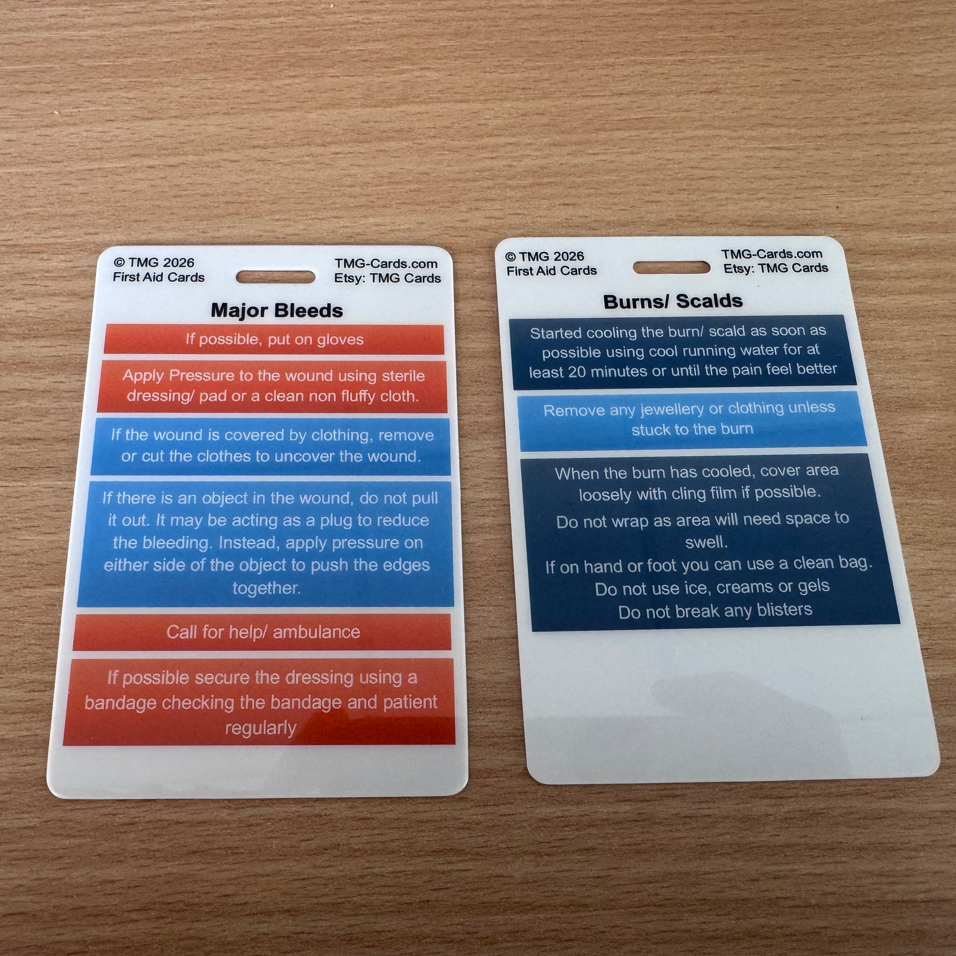 1 Double sided First Aid Emergency reference card showing information for Major Bleeds on front and Burns/Scalds on rear. TMG Cards